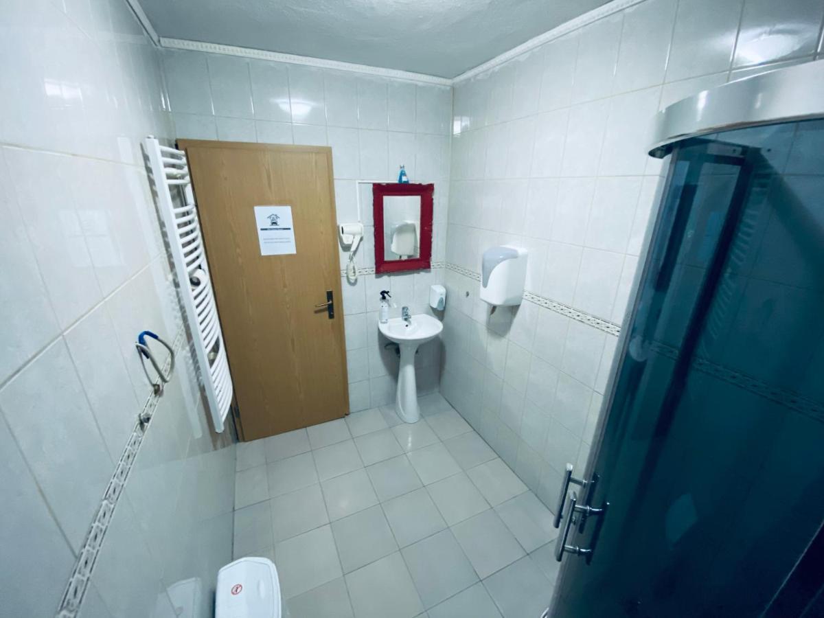Bus Station Hostel Приштина Экстерьер фото