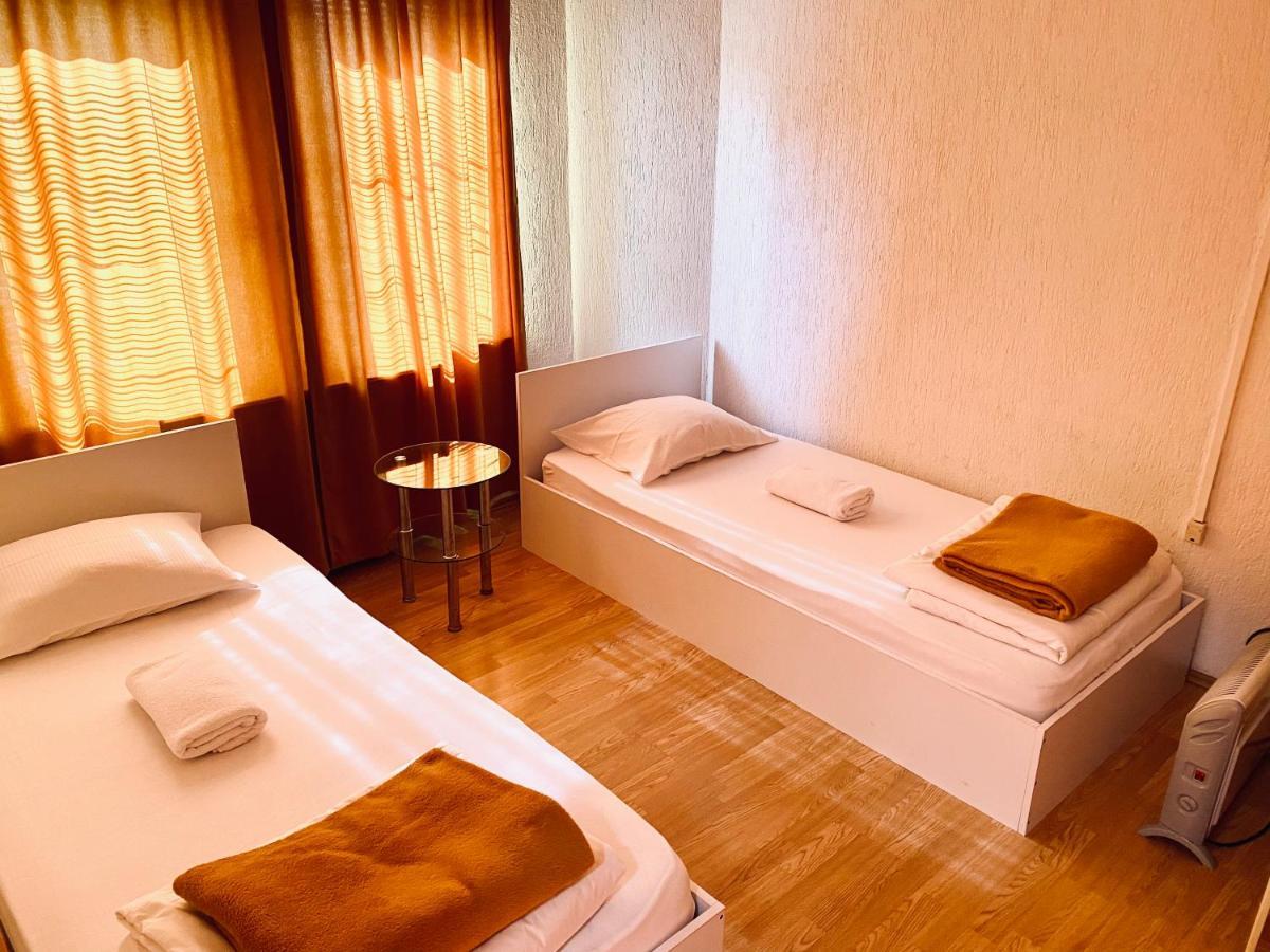 Bus Station Hostel Приштина Экстерьер фото