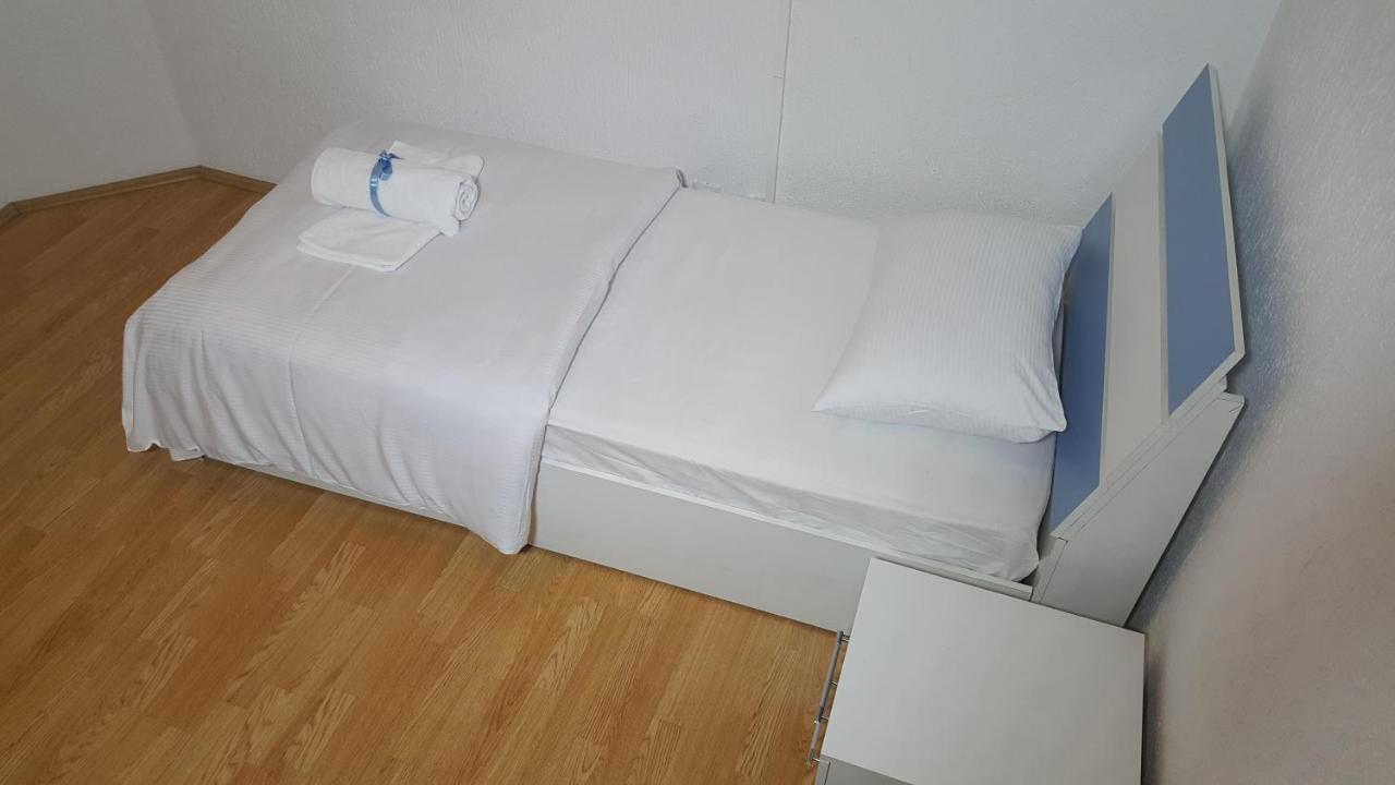 Bus Station Hostel Приштина Экстерьер фото